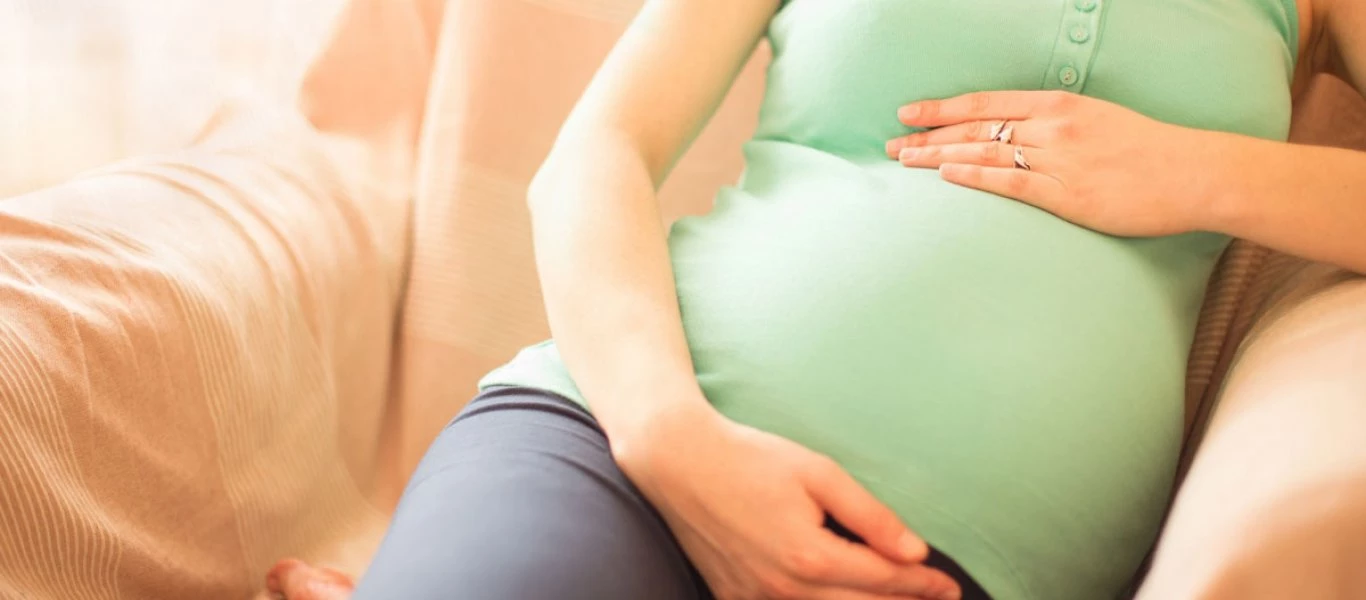 Σημάδια εγκυμοσύνης: Τι θα νιώσετε και με ποια σειρά